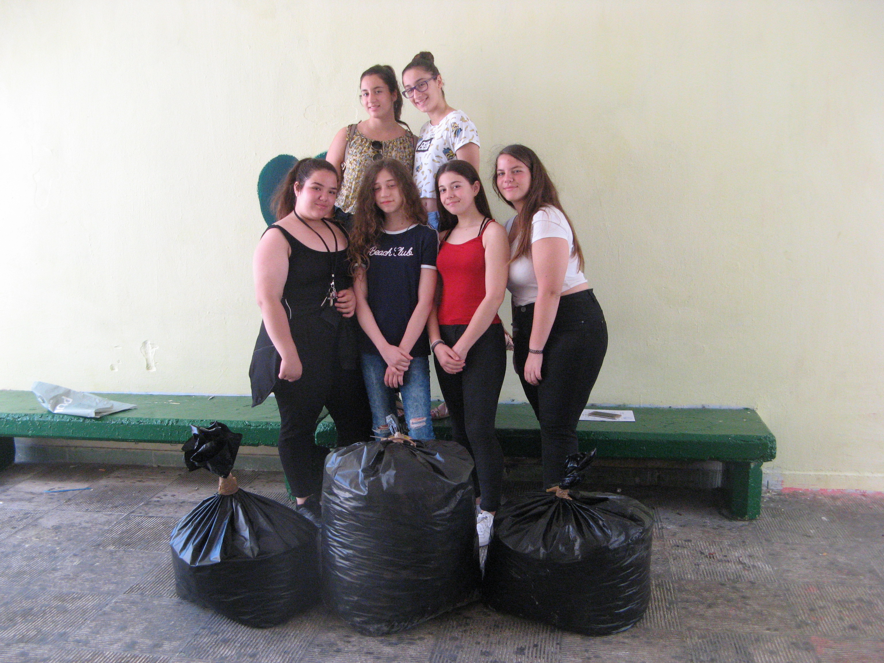 Μαζεύοντας πλαστικά καπάκια.... Μαζεύοντας πλαστικά καπάκια....