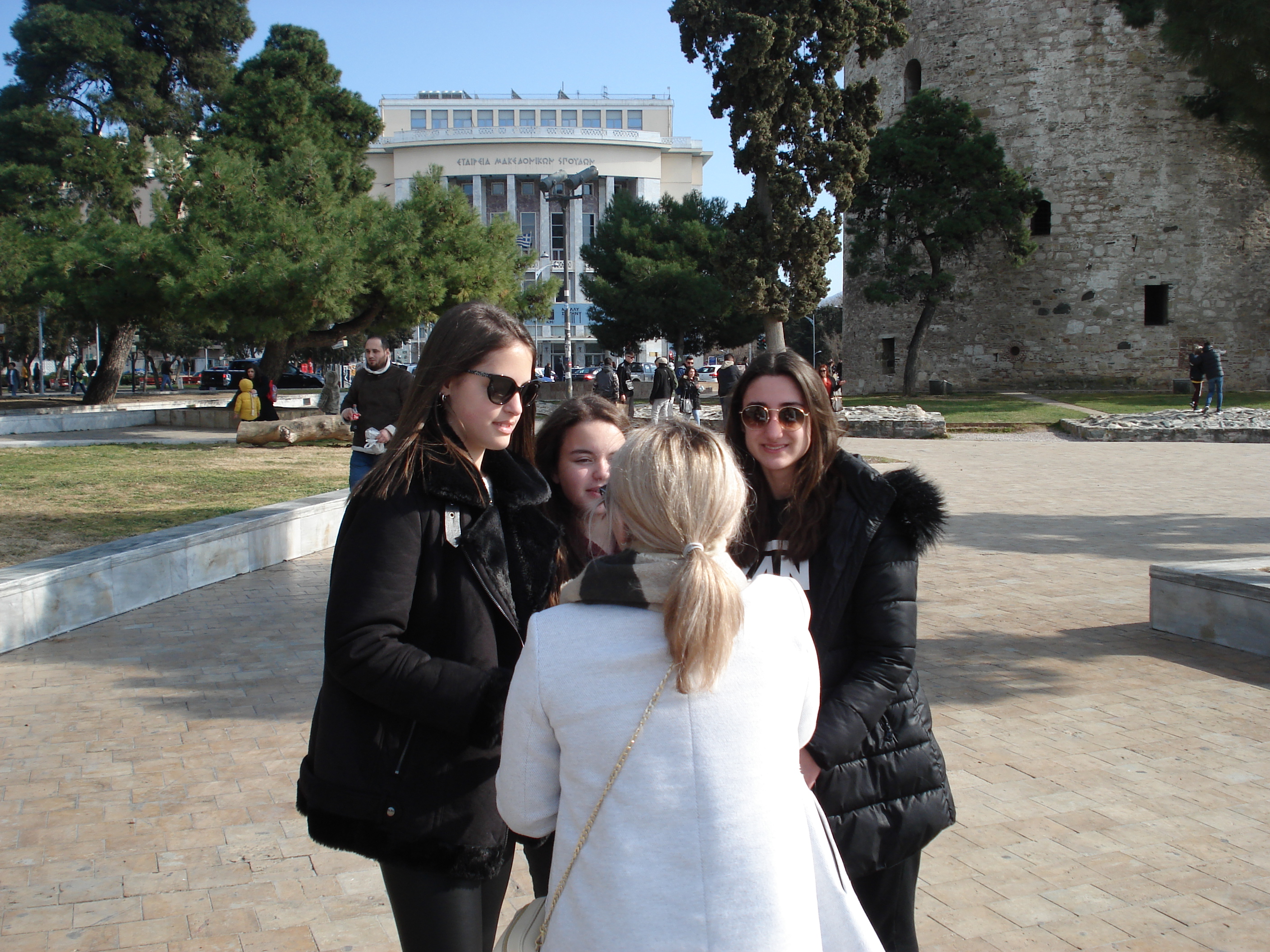 Έξω από το θέατρο