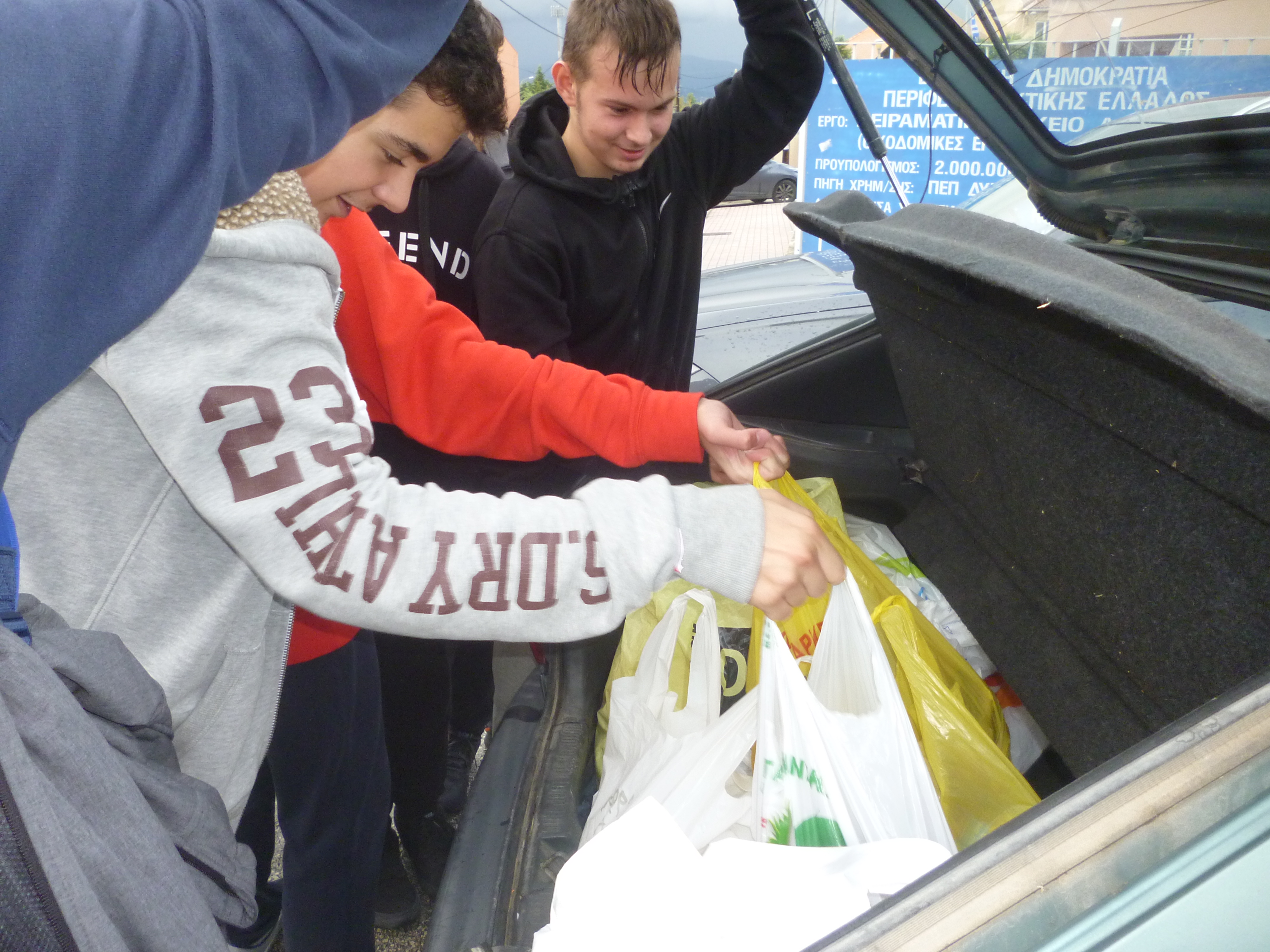 Φωτεινό αστέρι Προσφορά ειδών ένδυσης και τροφίμων