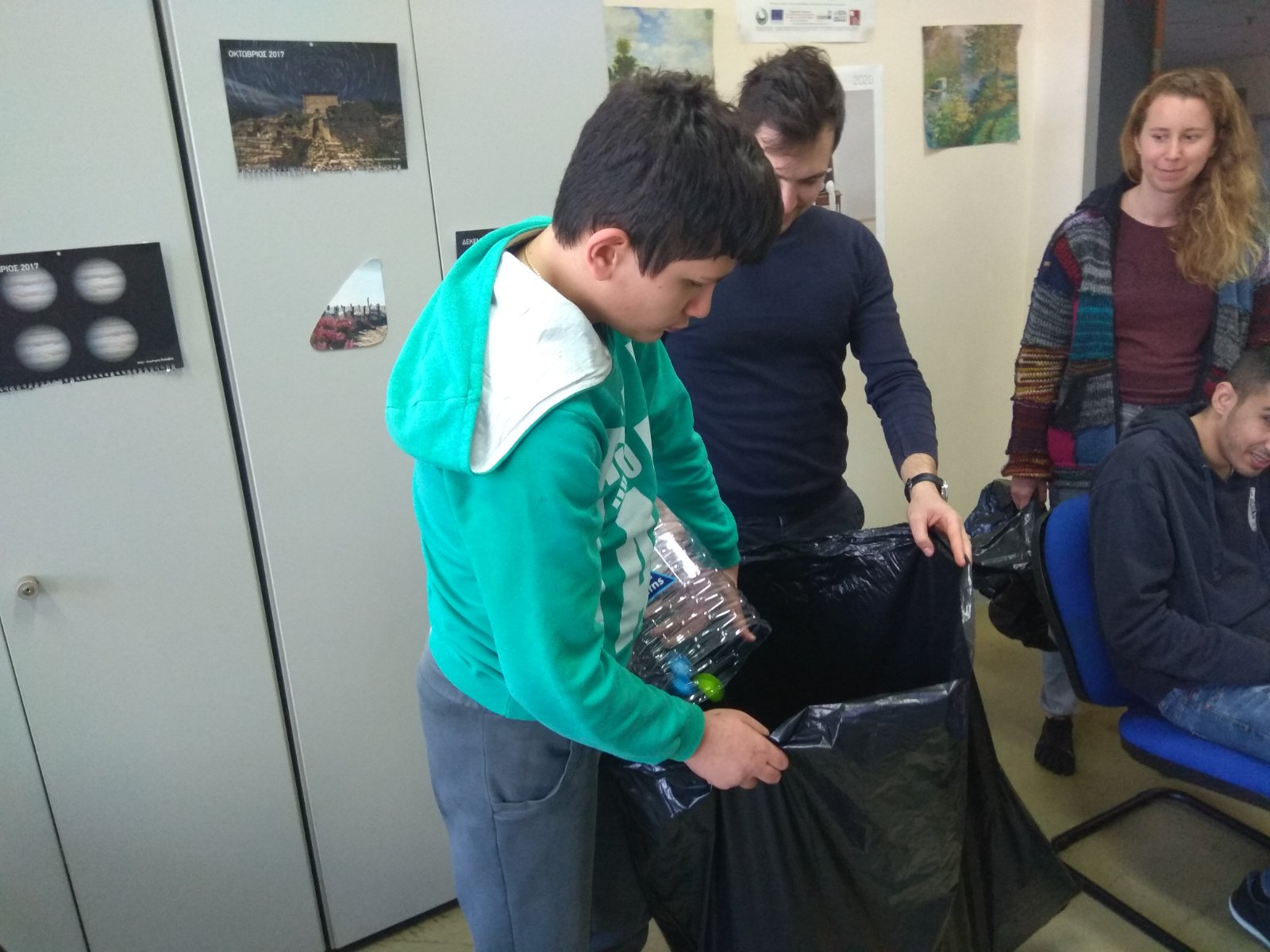 Συλλογή καπακιών σε σακούλες