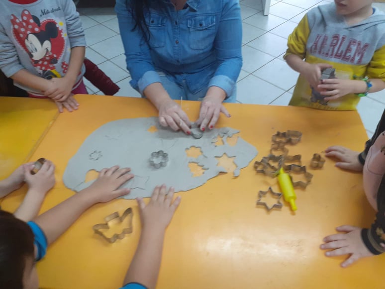 μαζί με τους εκπαιδευτικούς του ΕΕΕΠΕΚ τα νηπια δημιουργου στολιδια για καλο σκοπο