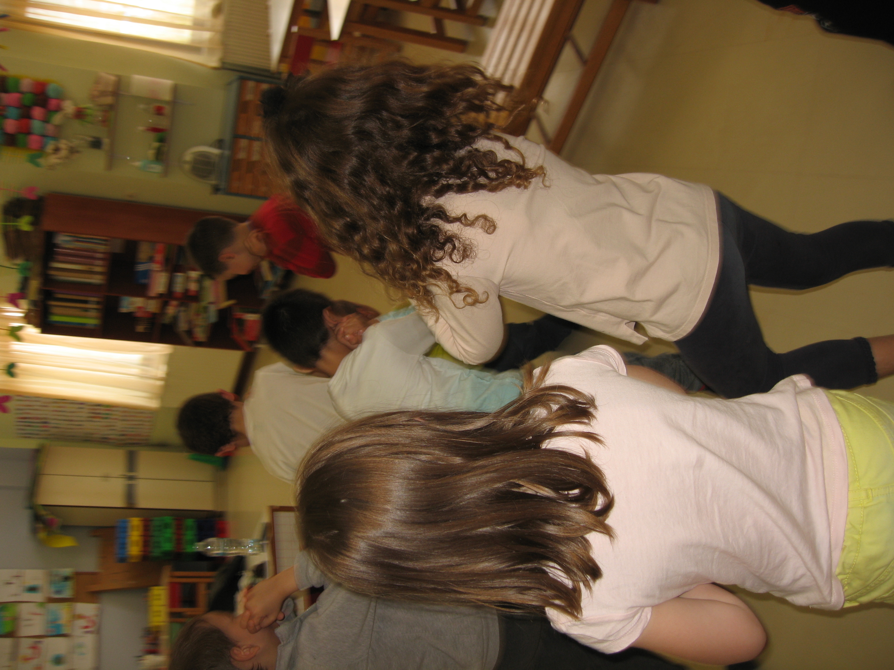 Οι γεωργοί μεταφέρουν τα σακιά με το σιτάρι στον μύλο