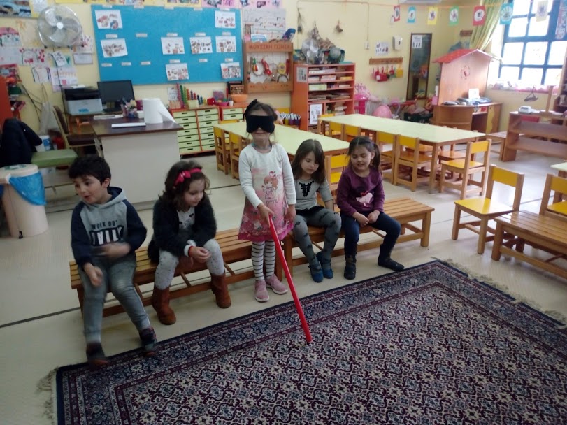 ΚΥΚΛΟΦΟΡΩ ΣΤΟ ΧΩΡΟ ΜΕ ΤΑ ΜΑΤΙΑ ΚΛΕΙΣΤΑ ΚΥΚΛΟΦΟΡΩ ΣΤΟ ΧΩΡΟ ΜΕ ΤΑ ΜΑΤΙΑ ΚΛΕΙΣΤΑ