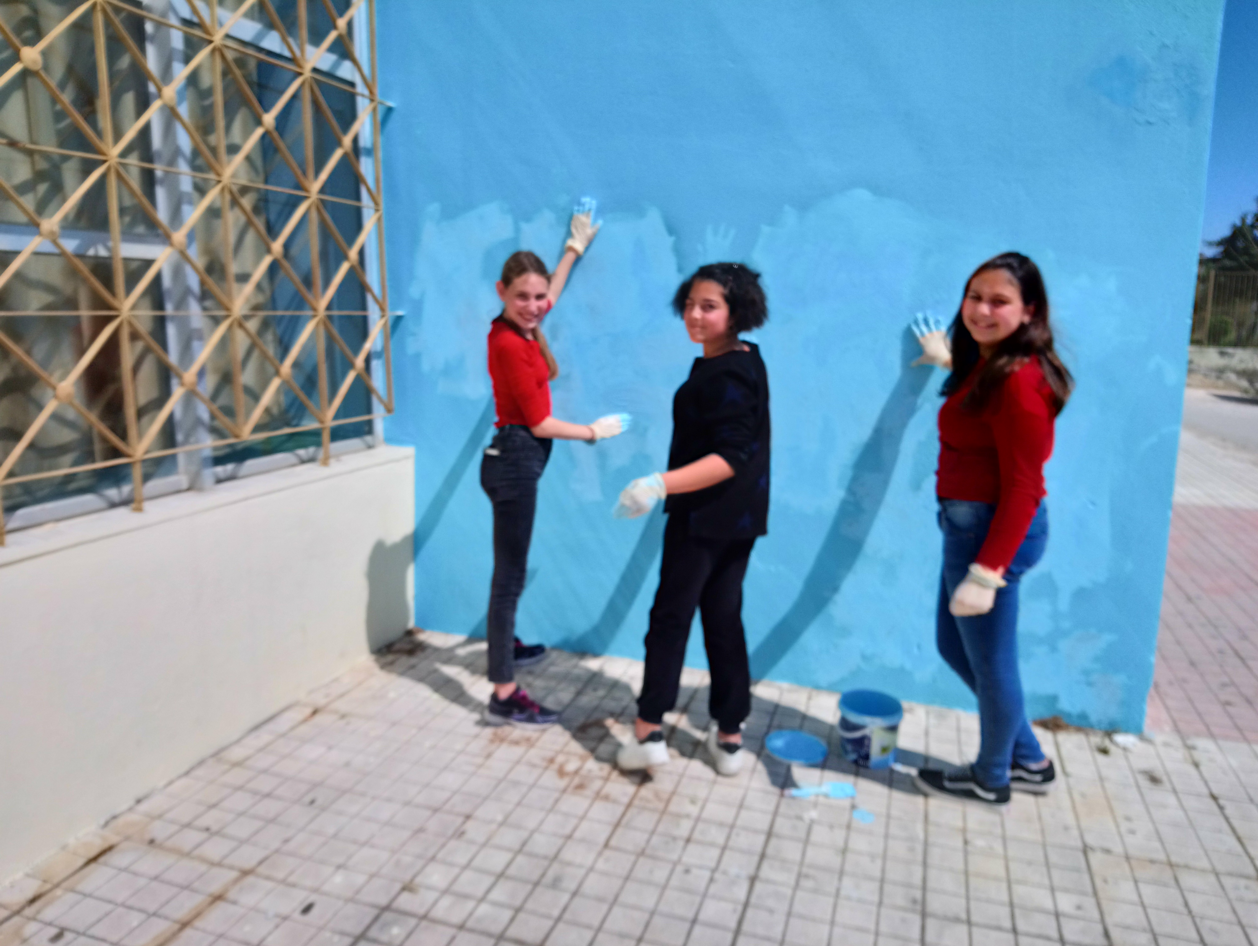 Βάψιμο τοίχου με γαλάζιο Βάψιμο τοίχου με γαλάζιο