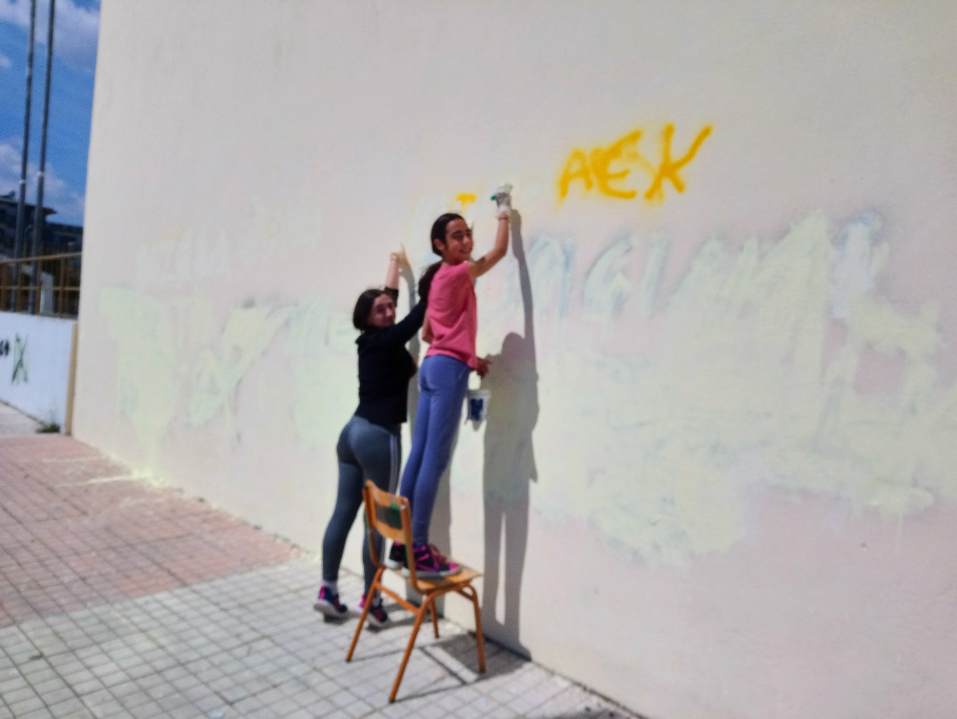 Σβήσιμο συνθημάτων από τους τοίχους Σβήσιμο συνθημάτων από τους τοίχους