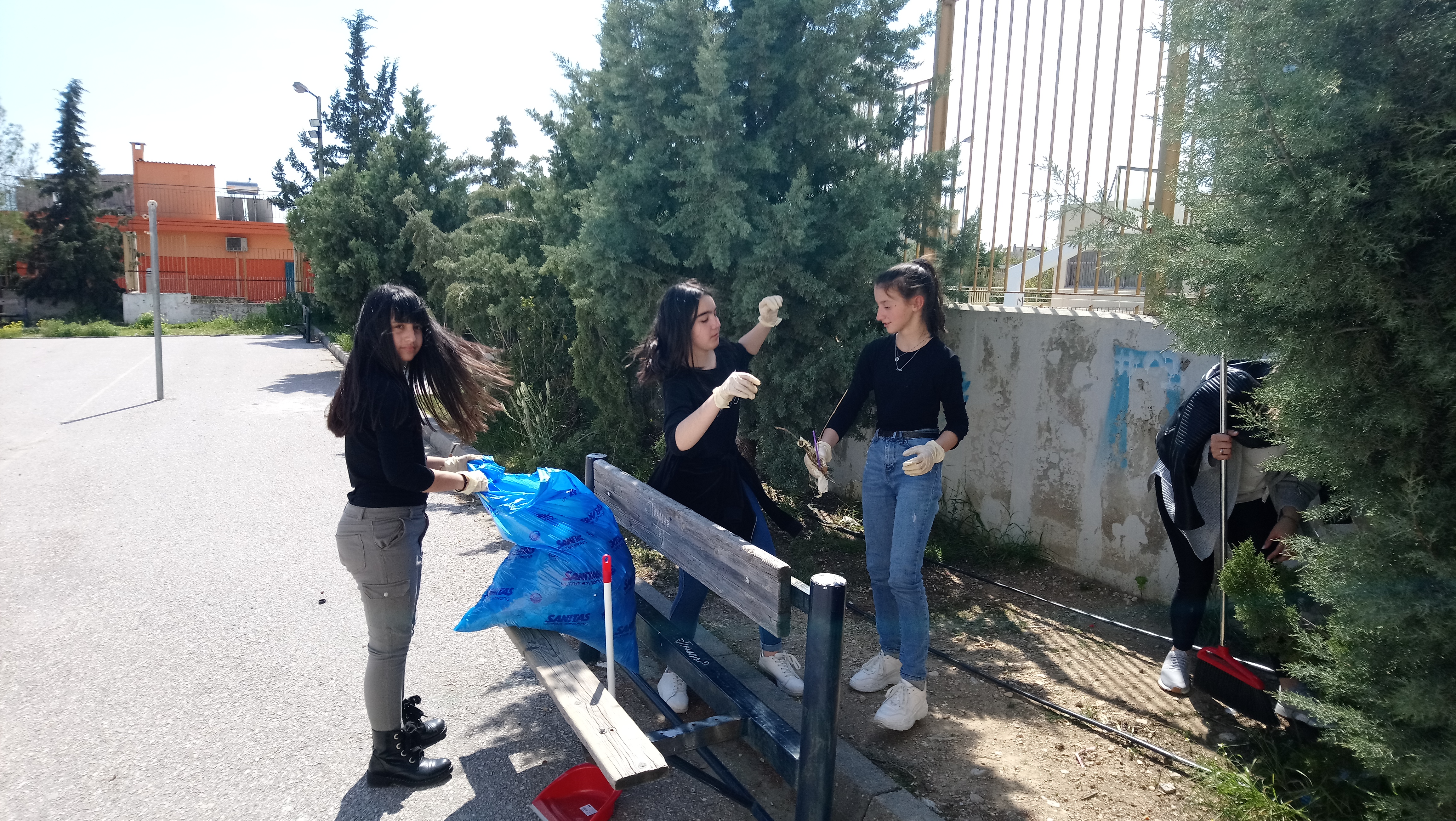 Καθαρισμός - μάζεμα σκουπιδιών Καθαρισμός - μάζεμα σκουπιδιών