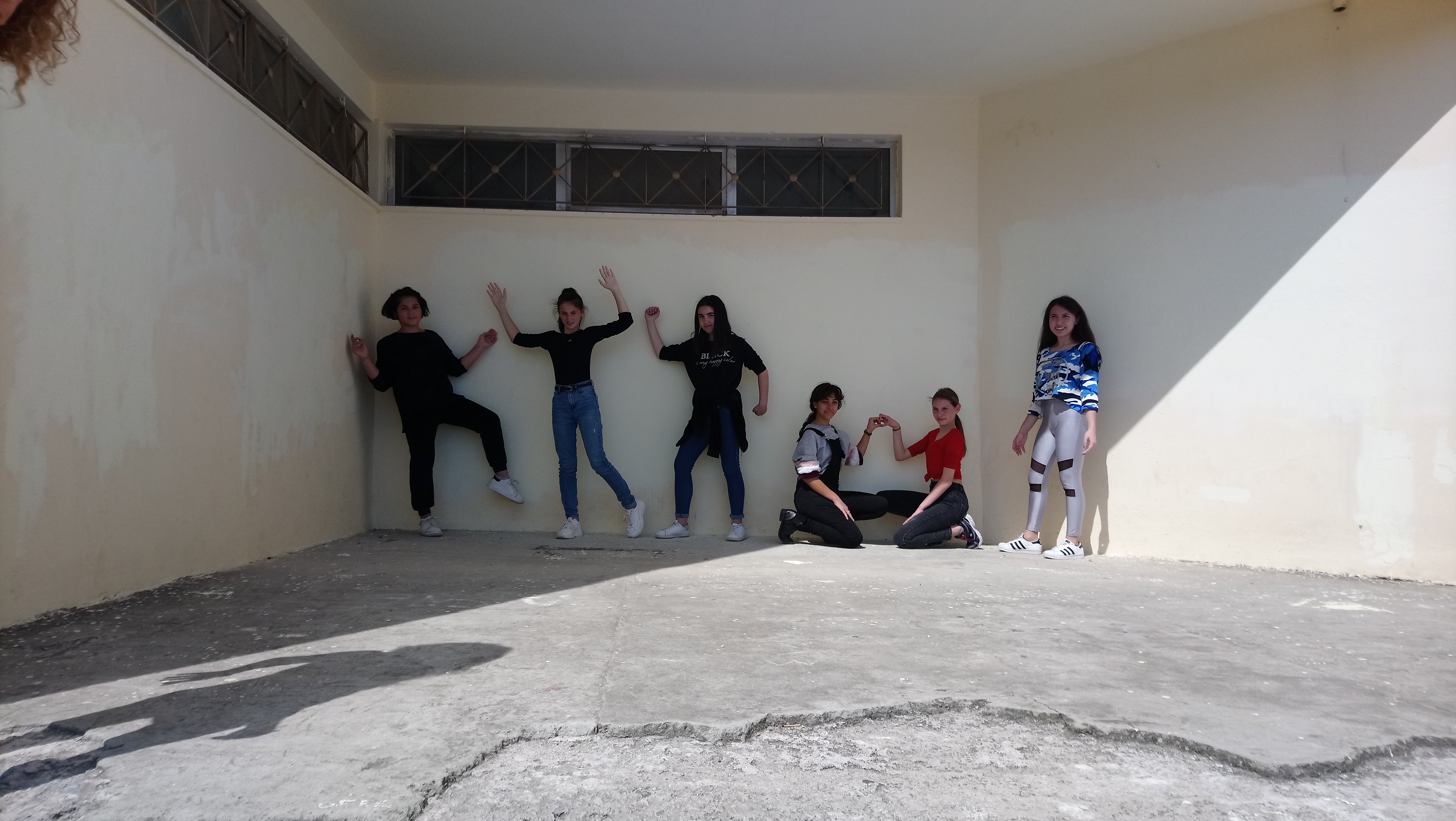 Σχέδια με το περίγραμμα των σωμάτων σε χαρούμενες στάσεις Σχέδια με το περίγραμμα των σωμάτων σε χαρούμενες στάσεις