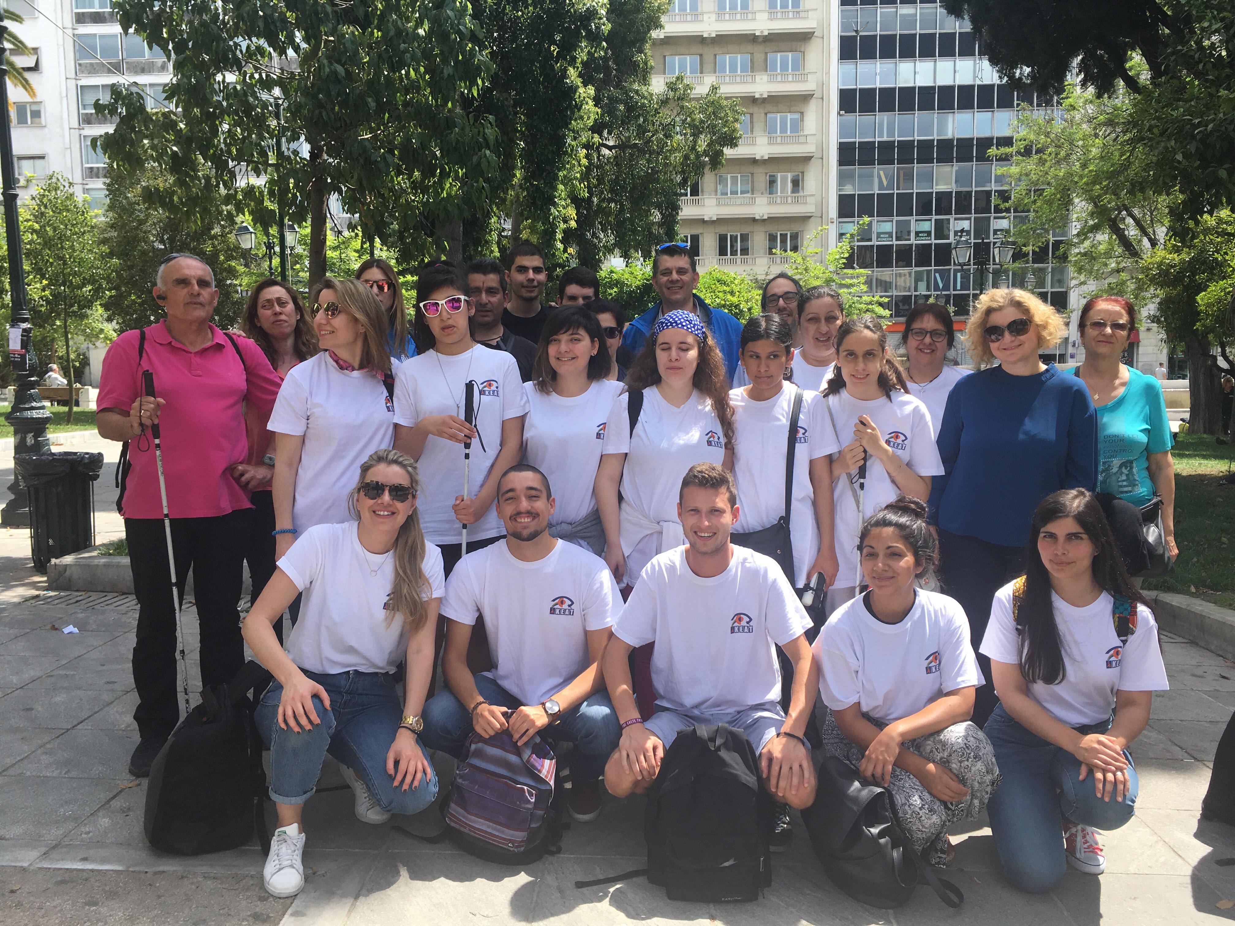 Όλοι μαζί οι συμμετέχοντες στην δράση προσβασιμότητας, βγαίνουν αναμνηστική φωτογραφία στην Πλατεία Συντάγματος.