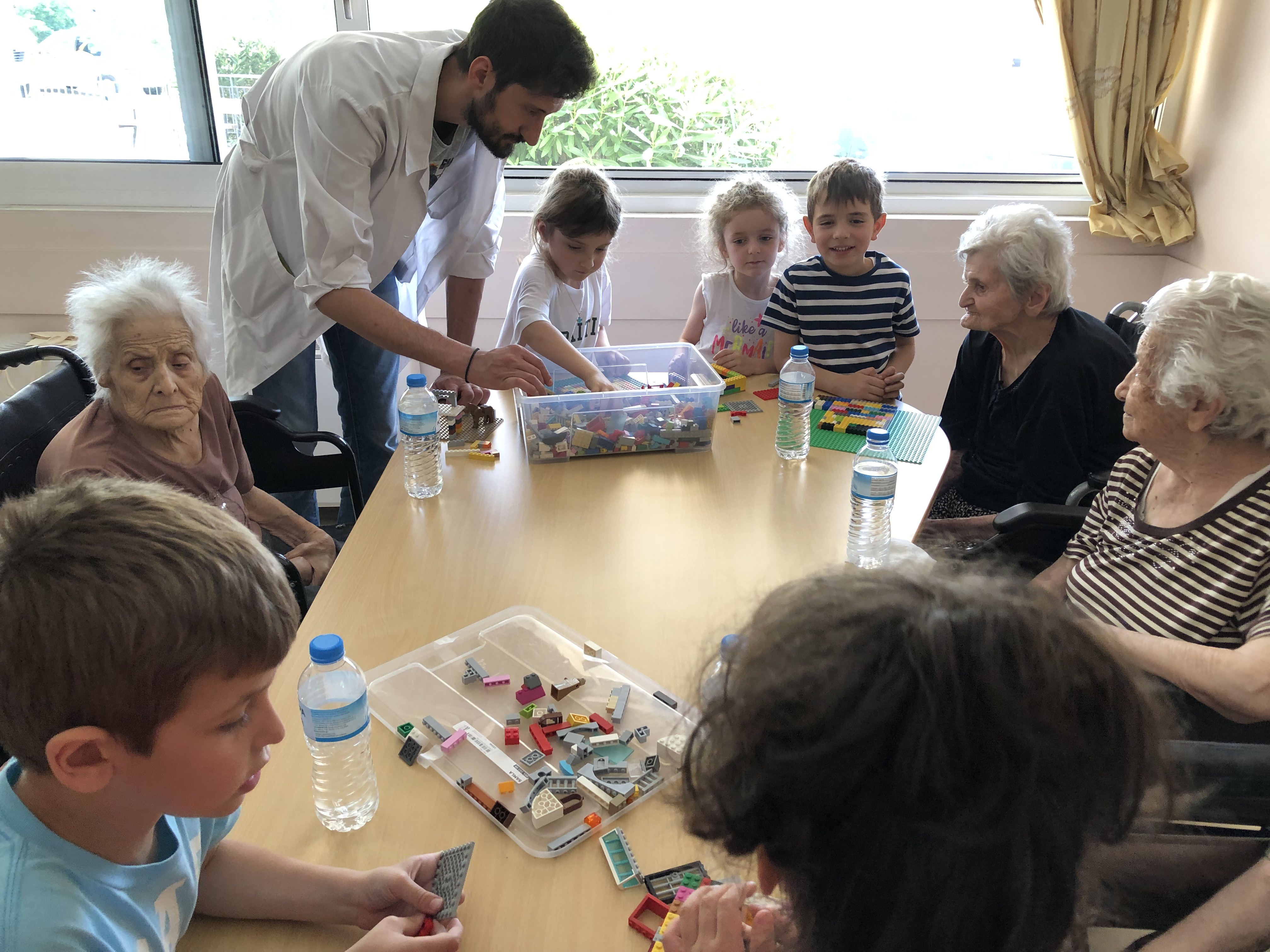 Παίζουμε με τα lego όλοι μαζί. Παίζουμε με τα lego όλοι μαζί.