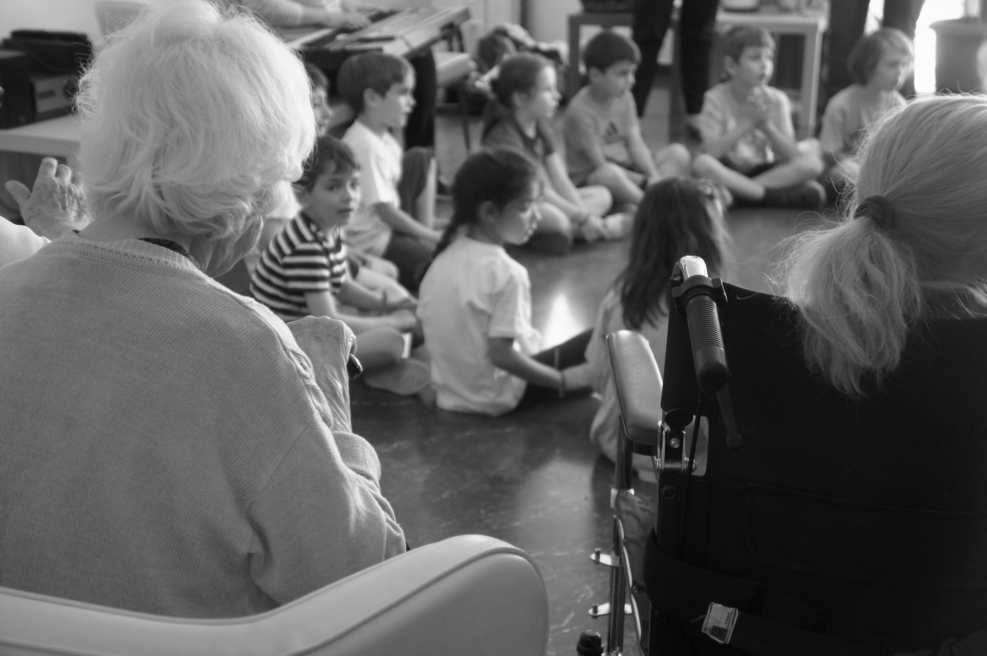 "Εις τον αφρό, εις τον αφρό της θάλασσας", τραγουδάμε με μια φωνή. "Εις τον αφρό, εις τον αφρό της θάλασσας", τραγουδάμε με μια φωνή.