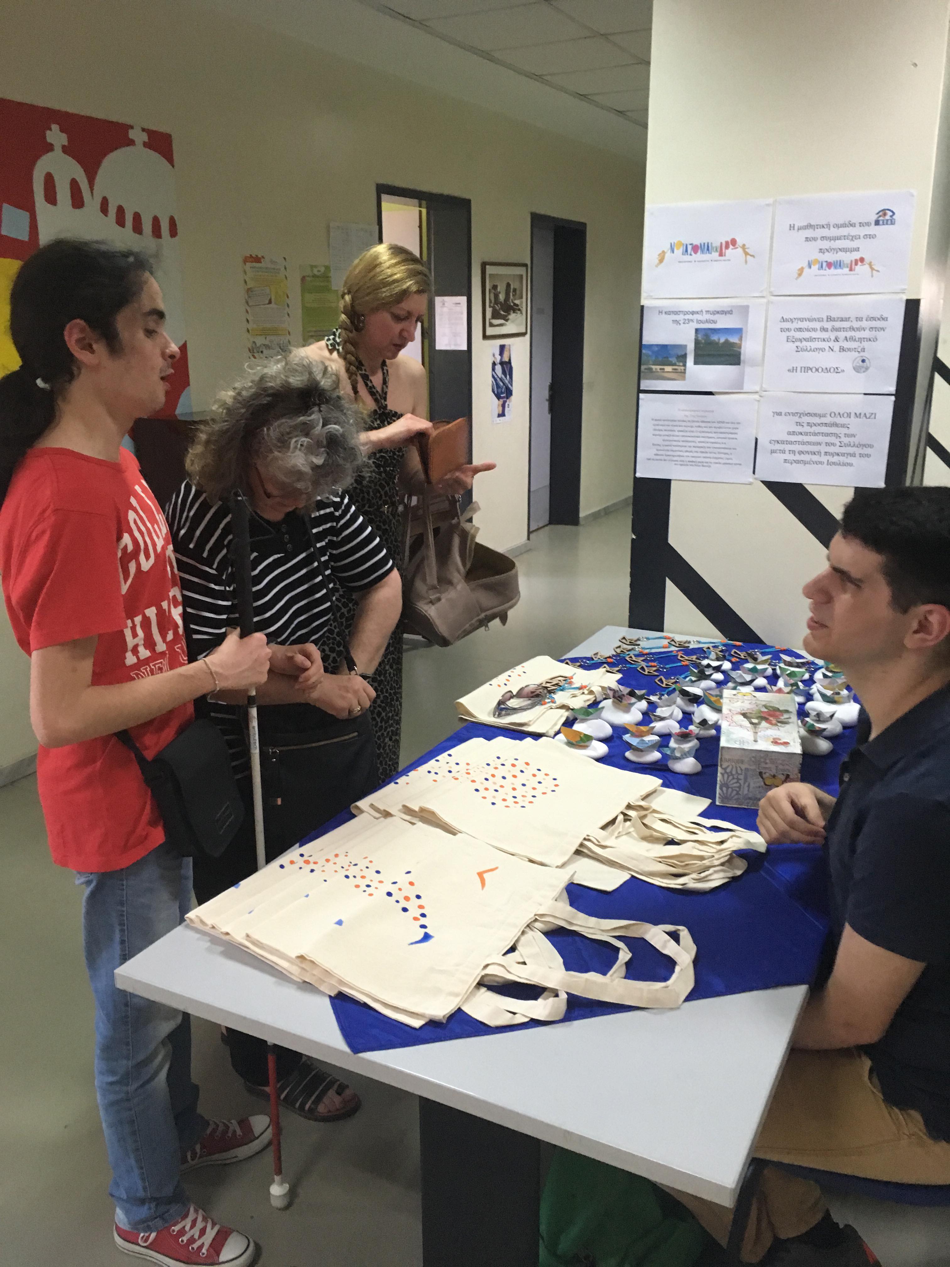 Πάγκος με δημιουργίες των μαθητών του ΚΕΑΤ για τους σκοπούς του bazaar. Μαθητές που ενημερώνουν και γονείς που αγοράζουν για να ενισχύσουν την προσπάθεια.